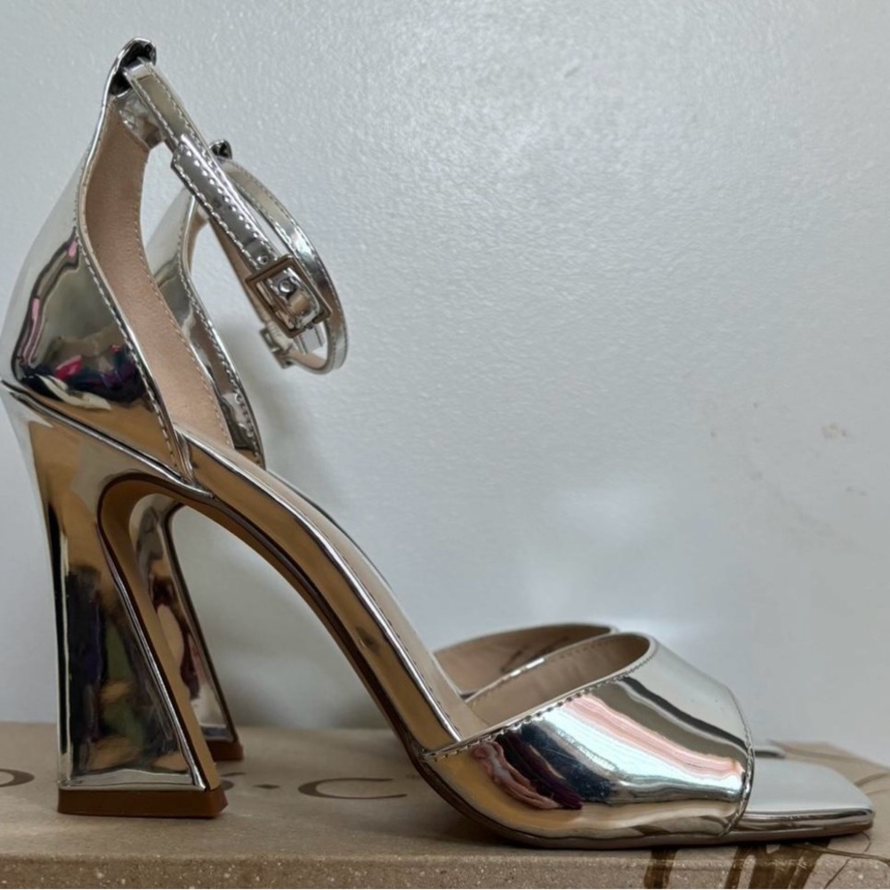BP Women's Silver Footwear
Size US 6.5 like new conditionBP